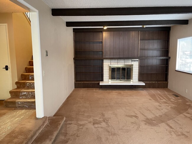 Building Photo - Large Number 2 Canyon 4 bedroom 2.5 bathro...