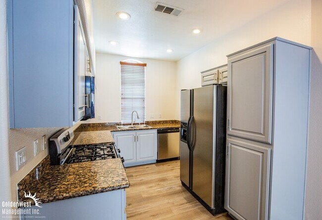 Foto del edificio - Beautiful 3Bdm 2.5Ba Home in Gated Communi...
