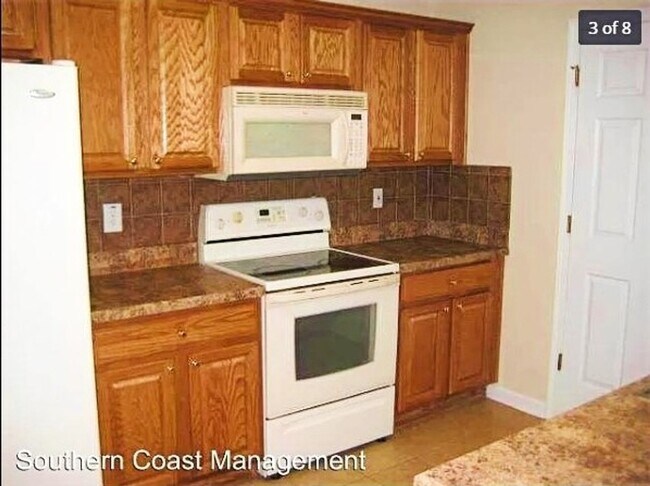 Building Photo - Spacious 3 Bedroom, 3.5 Bath Town Home wit...