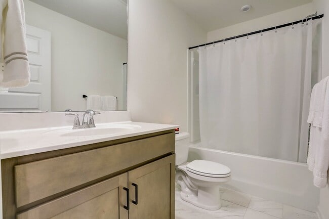 Building Photo - AVAILABLE JULY 1ST. 3 BD 2 1/2 BATH NEW TO...