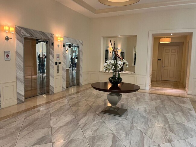 Foto del edificio - Modern 1BR/1BA Condo with 2 Parking Spaces – Prime Coral Gables Location