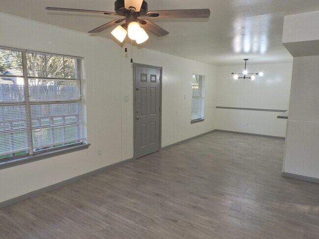 Foto del edificio - 408 E Coombs St