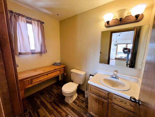 Building Photo - 30679 Hilltop Dr