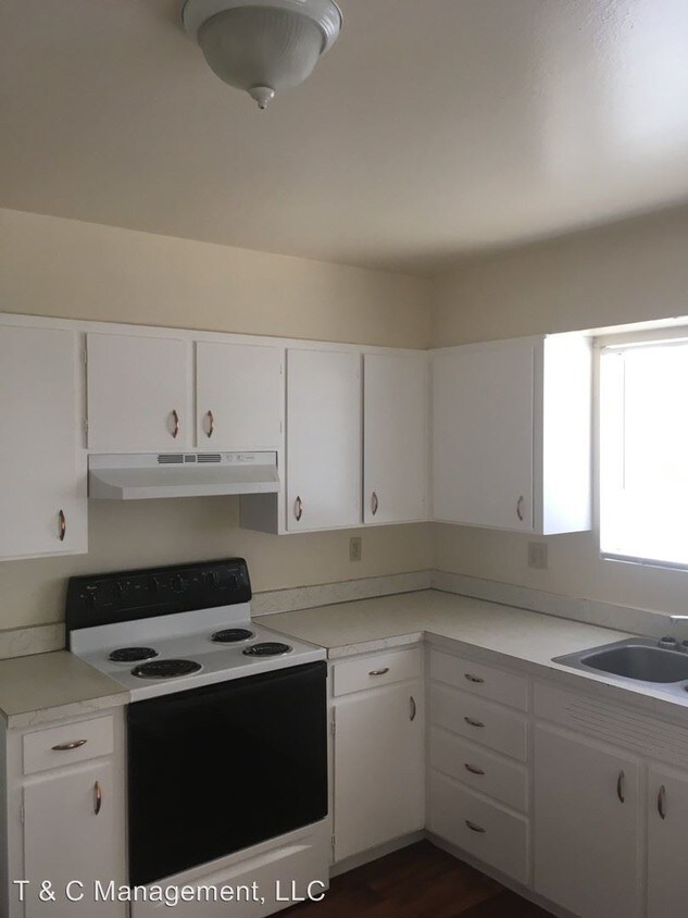 Primary Photo - 540 Madeira Dr SE