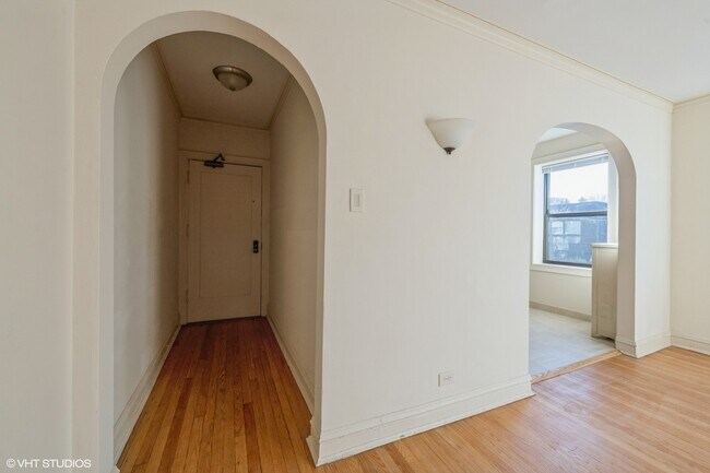 Building Photo - 1824 N Lincoln Park W