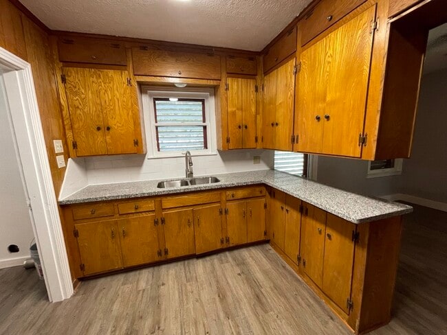 Cocina con granito nuevo - 2412 Cedar Dr
