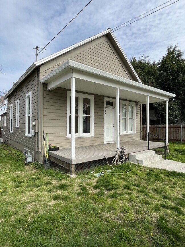 Building Photo - 644 Cowles Ave