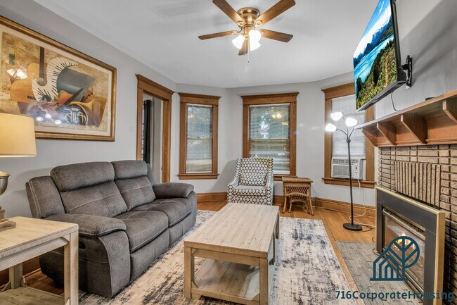 Foto del edificio - Furnished 3-Bedroom Upper Apartment on Bird Ave