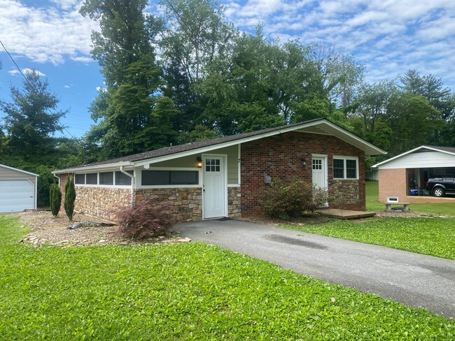 Building Photo - 3 Bedroom, 1 Bath Home in Johnson City, TN