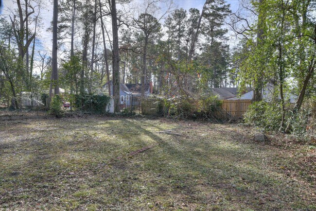 Foto del edificio - 2 Bed/1 Bath just minutes from Augusta University and Surrey Center, featuring granite countertop...