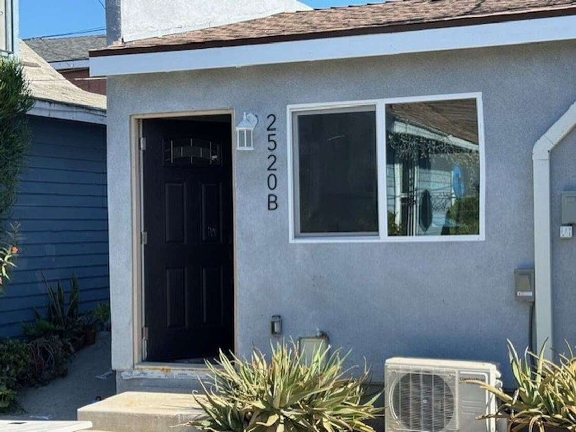 Primary Photo - 2516 E Anaheim St