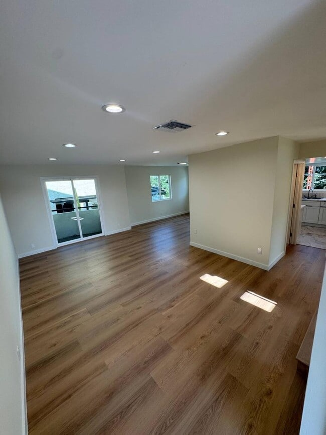 Building Photo - 3.0 bedroom in Glendale California 91203