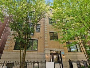 Building Photo - 905 W Lawrence Ave