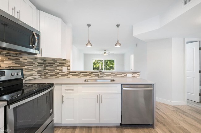 Foto del edificio - 2 br, 2 bath Condo - 8750 Royal Palm Blvd