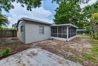 Building Photo - 317 SW 19th St