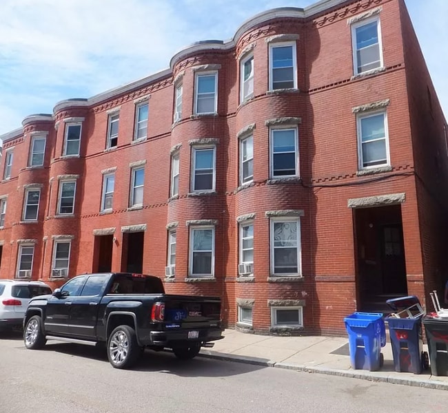 Building Photo - 42 Saxton St