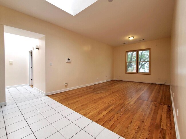 Building Photo - 2329 W Belmont Ave