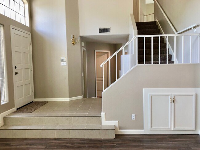 Foto del edificio - $2,550 Champlain & Shepherd, 4 Bedroom hom...