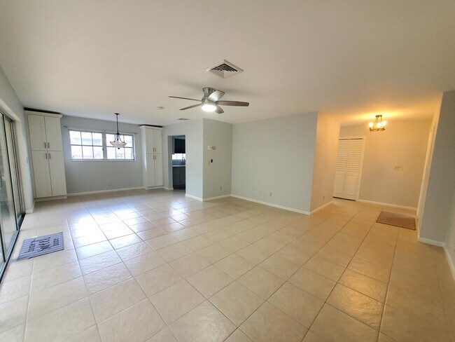 Foto del edificio - 423 Pine Tree Ct