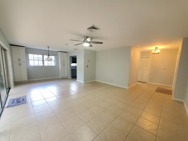 Building Photo - 423 Pine Tree Ct