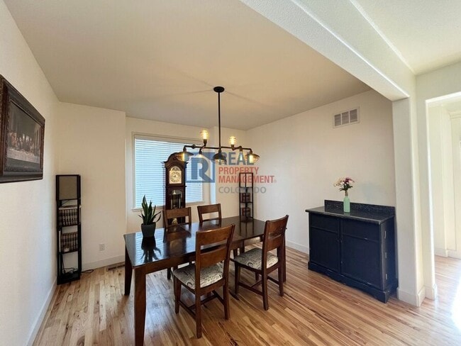 Building Photo - 15991 Village Cir E