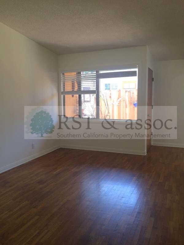 Building Photo - Nice Bungalow-style 2 +1 with Washer & Dryer!