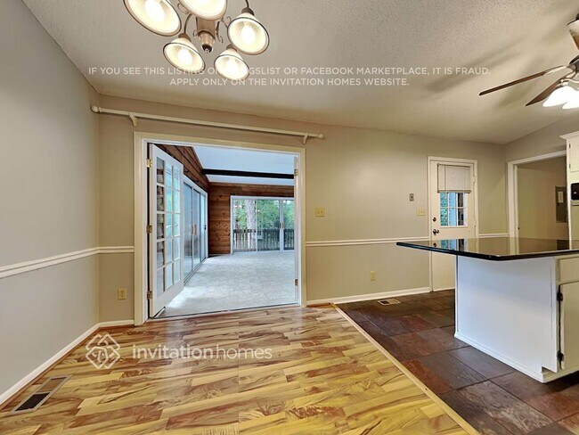 Foto del edificio - 400 N Sharon Amity Rd