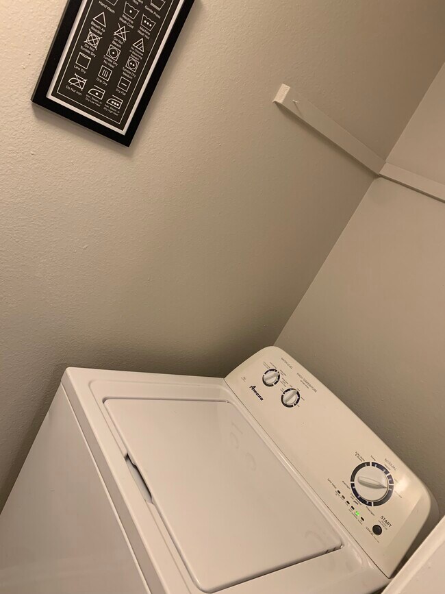 Building Photo - 5159 S Oaks Dr