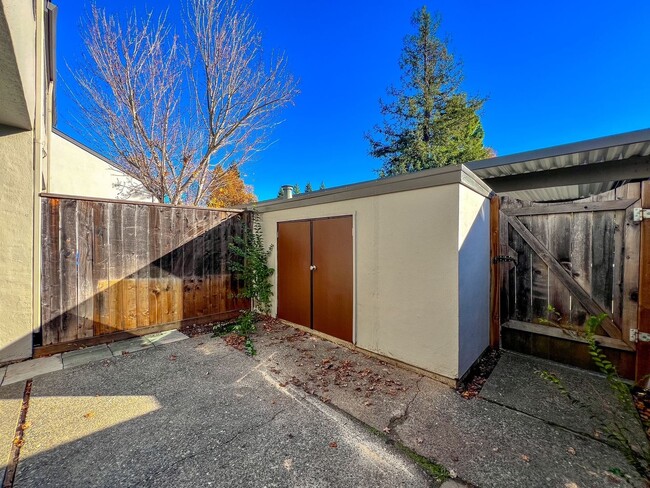 Building Photo - Centrally Located Napa Townhouse