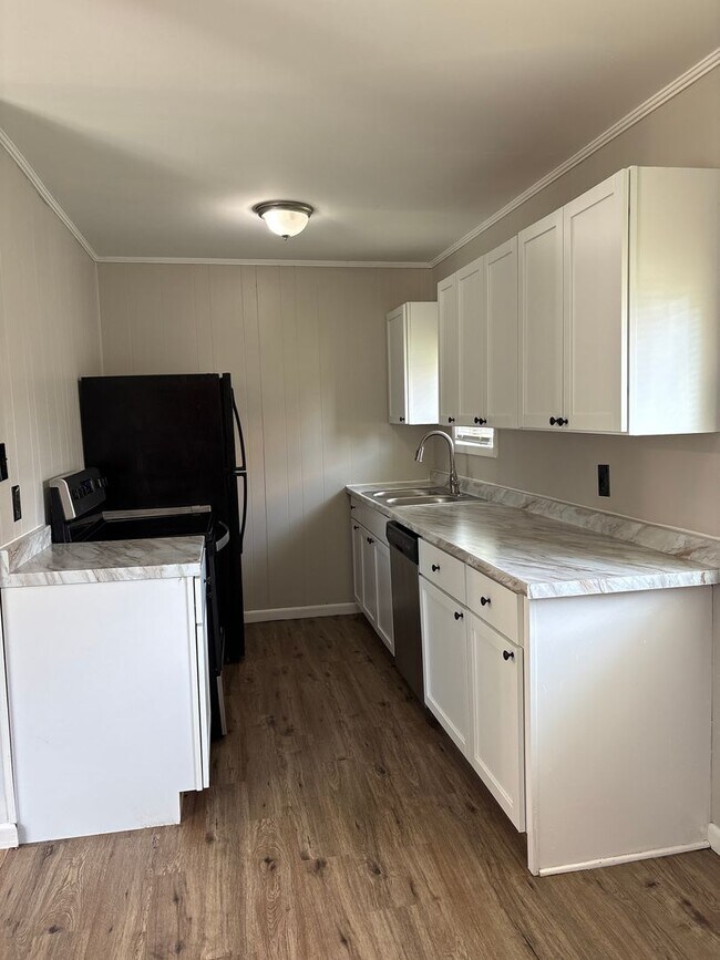 Building Photo - 408 3rd Ave NW