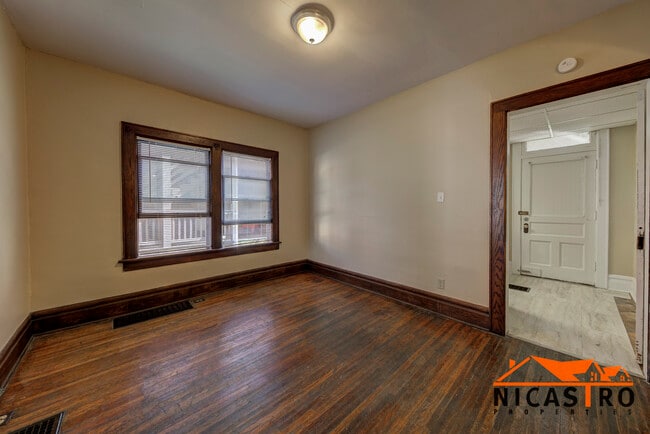 Building Photo - 1640 Indianola Ave