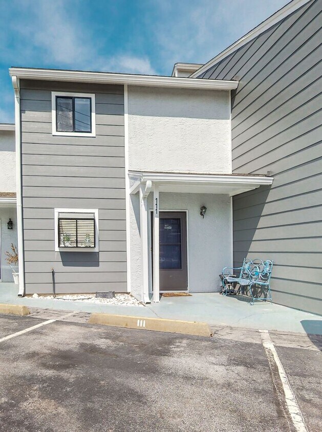 Primary Photo - Unfurnished 2 Bedroom Townhome Near the Be...