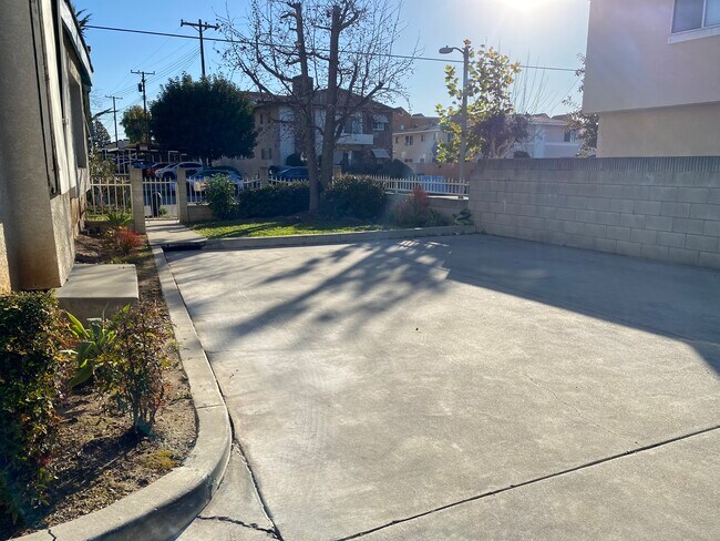 Guest parking - 100 W Live Oak St