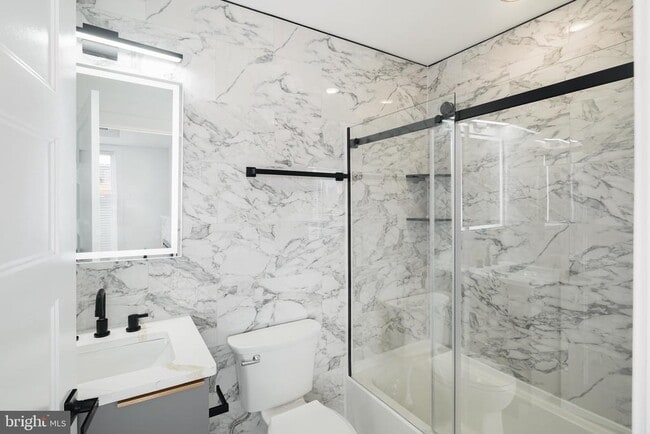 Building Photo - 2000 N Front St