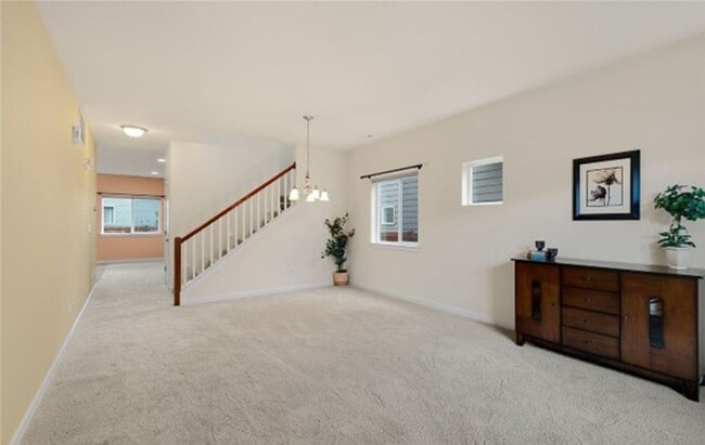 Building Photo - North facing 4-bedroom 2.5 bath house in B...