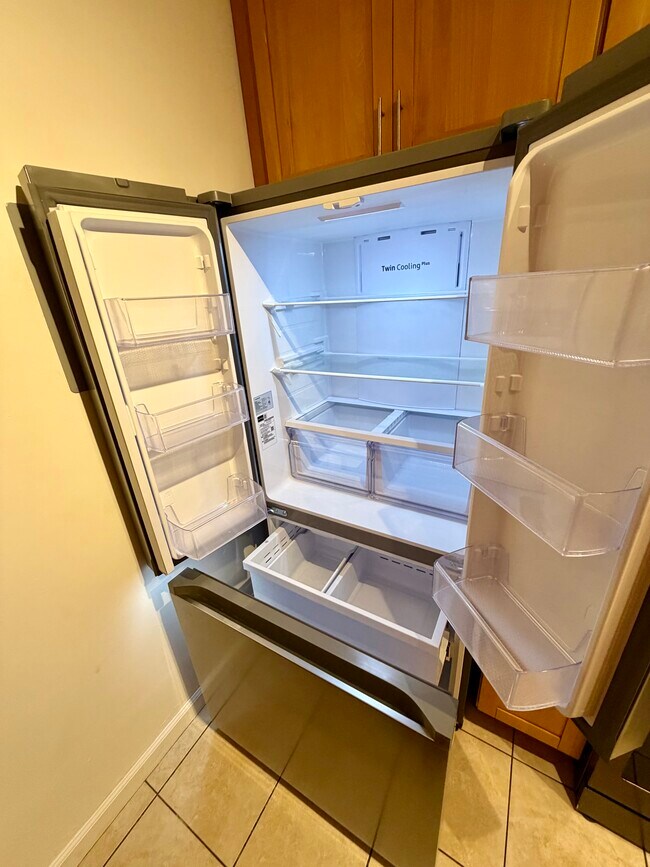 Refrigerador nuevo - 3045 E Theresa St