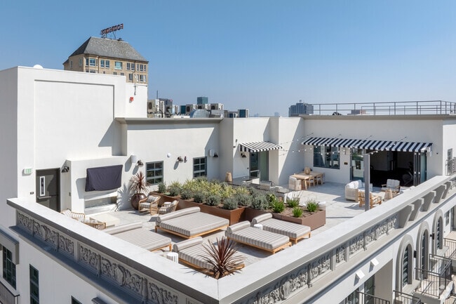 Rooftop Sun Deck - The Baxter