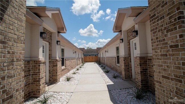 Building Photo - 25 E Jessamine Ave