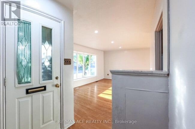 Building Photo - 42 Swanhurst Blvd