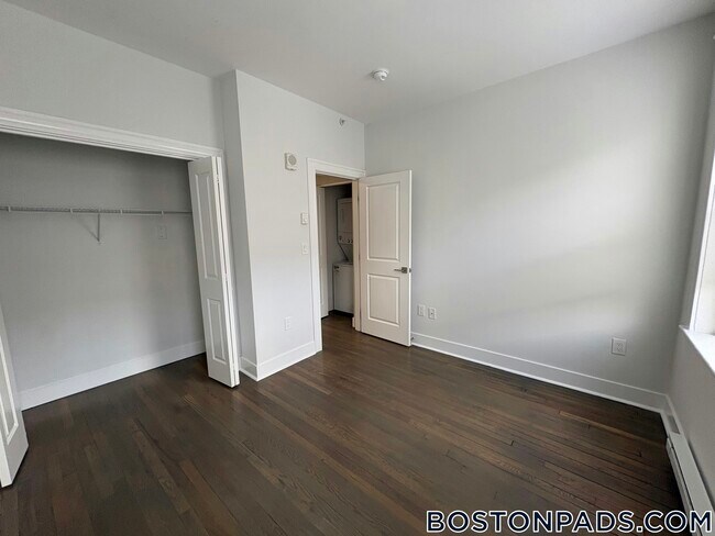 Building Photo - 81 Park Dr