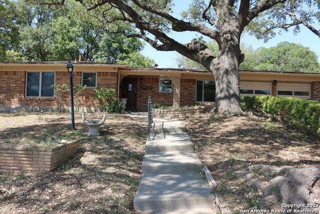 Building Photo - 215 Edgevale Dr