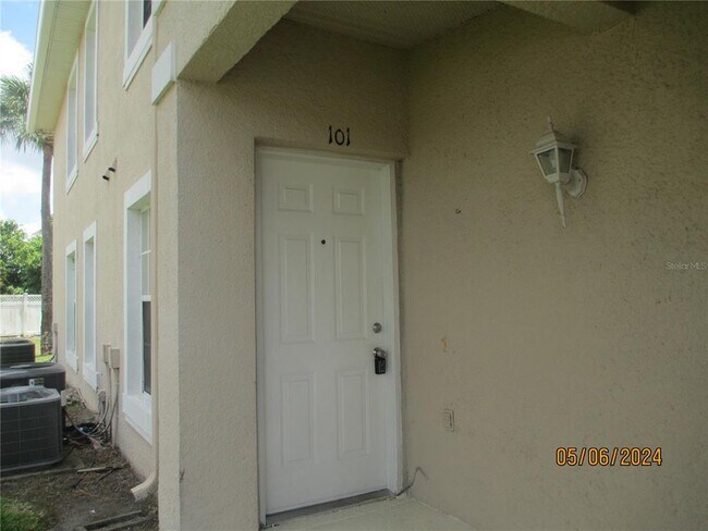 Building Photo - 13415 Fairway Glen Dr