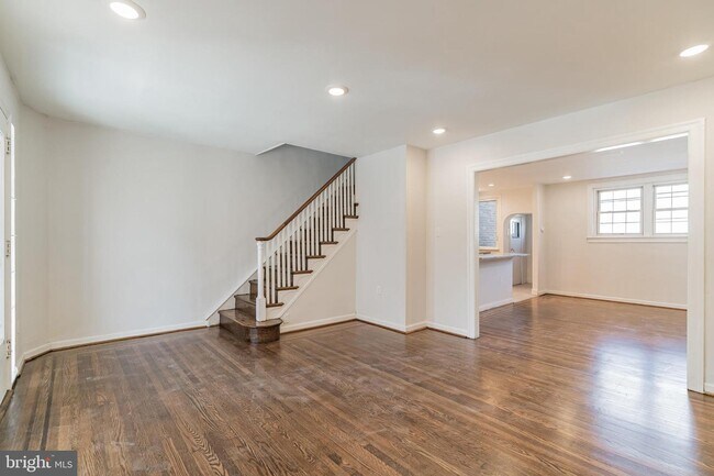 Building Photo - 402 Kingsley St