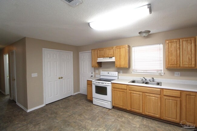 Building Photo - 8437 Cherry Ave