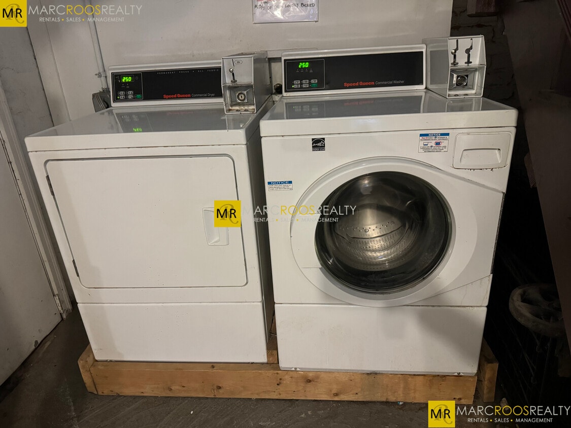 Building Photo - 148 Strathmore Rd