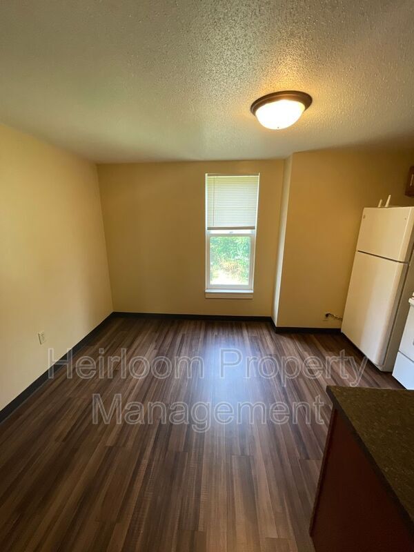 Foto del edificio - 327 W 4th St