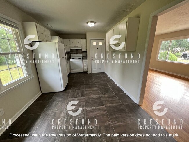 Foto del edificio - Great 3 Bed 2 Bath Tri Level with HUGE bac...