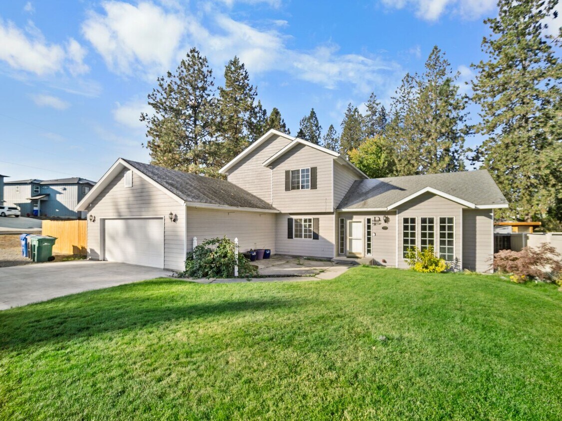 Foto principal - Spacious Home with Fenced Yard & Garage – ...