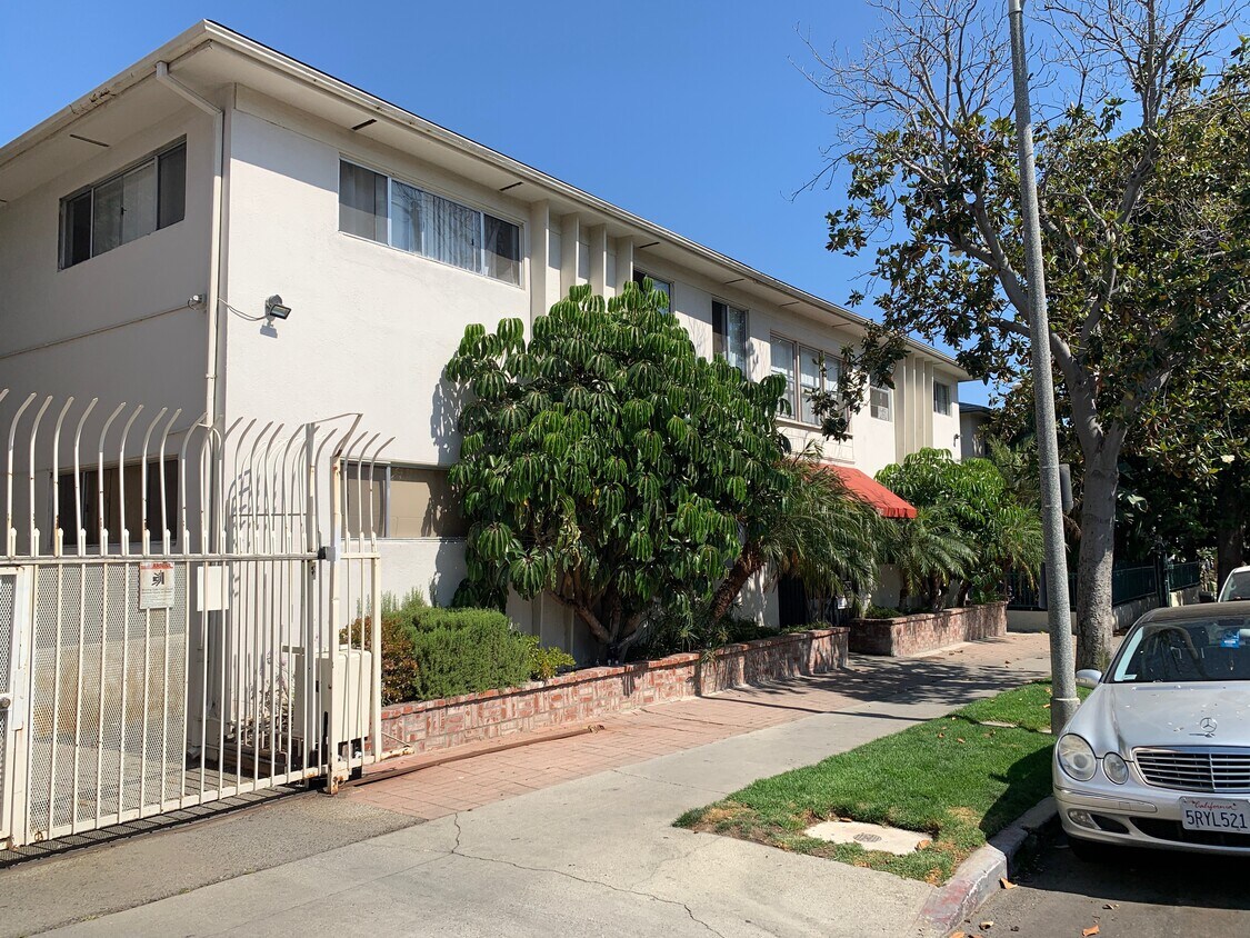 Foto principal - 1740 N Kingsley Dr
