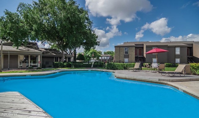 Foto del edificio - 8001 W Tidwell Rd